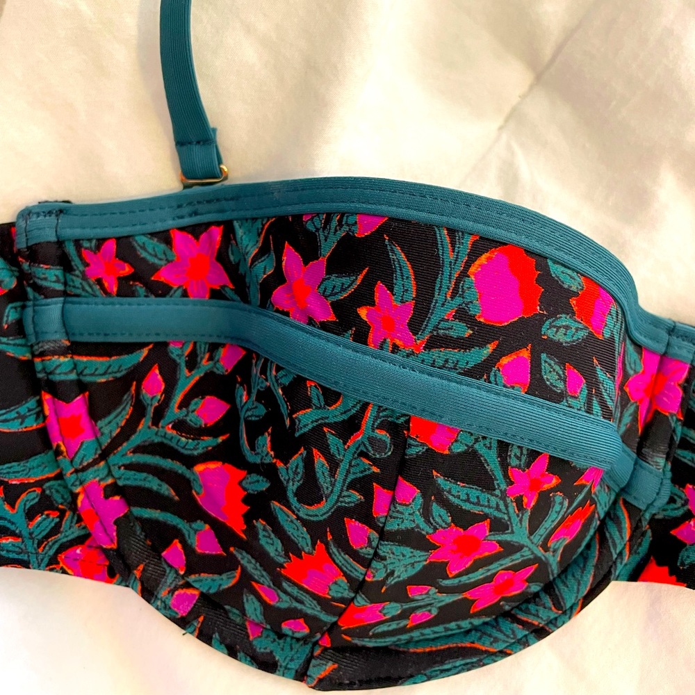 NWT Roberta Roller Rabbit bikini TOP size medium